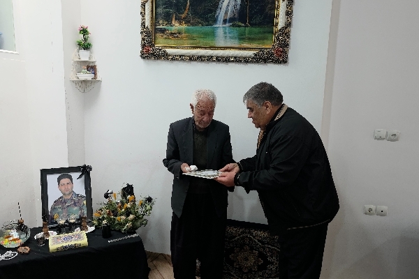 دیدار رئیس فراکسیون ایثارگران مجلس با خانواده دو شهید؛ تجلیل از صبر، تأکید بر نقش شهدا در اقتدار ملی