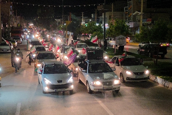 حماسه خیابانی در سرپل‌ذهاب؛ کاروان خودرویی در حمایت از ولایت و نیروهای مسلح