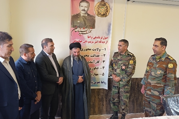 امام جمعه و فرماندار سرپل‌ذهاب با حضور در مقر تیپ ۴۱ شهید آبشناسان ، روز ارتش را گرامی داشتند