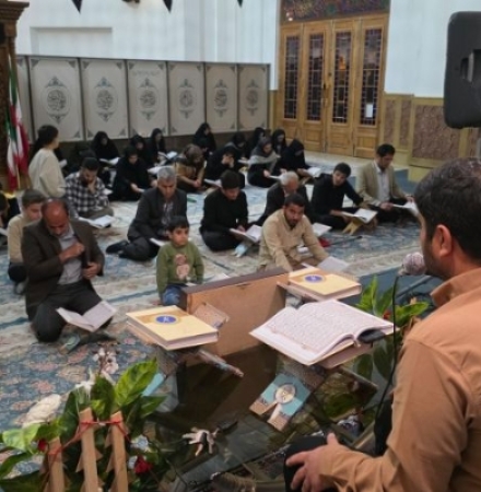 محفل انس با قرآن و تجلیل از قاریان رمضان در حرم احمد بن اسحاق(ع) به روایت تصویر