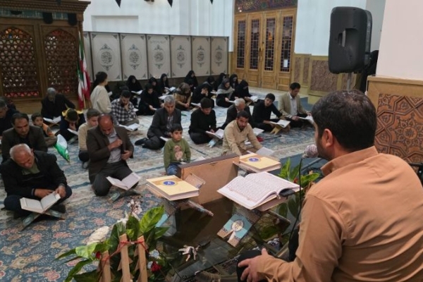 محفل انس با قرآن و تجلیل از قاریان رمضان در حرم احمد بن اسحاق(ع) به روایت تصویر
