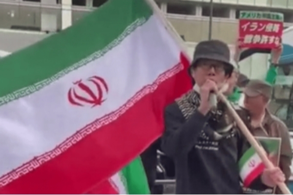لشکر تک‌نفره ژاپنی با پرچم ایران و عکس شهدای میناب در توکیو
