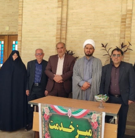 برپایی میز خدمت در حاشیه نماز جمعه سرپل‌ذهاب به مناسبت هفته معلم و هفته عقیدتی سیاسی