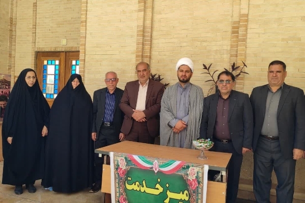 برپایی میز خدمت در حاشیه نماز جمعه سرپل‌ذهاب به مناسبت هفته معلم و هفته عقیدتی سیاسی