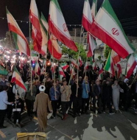 پرچم برافراشته ایران در کاروان خودرویی سرپل‌ذهاب