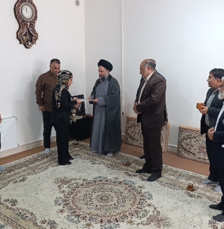 امام جمعه و فرماندار سرپل‌ذهاب با خانواده شهید «رضا فلاحی» دیدار کردند