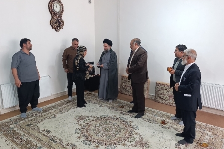 امام جمعه و فرماندار سرپل‌ذهاب با خانواده شهید «رضا فلاحی» دیدار کردند