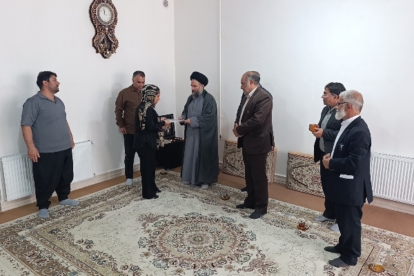 امام جمعه و فرماندار سرپل‌ذهاب با خانواده شهید «رضا فلاحی» دیدار کردند