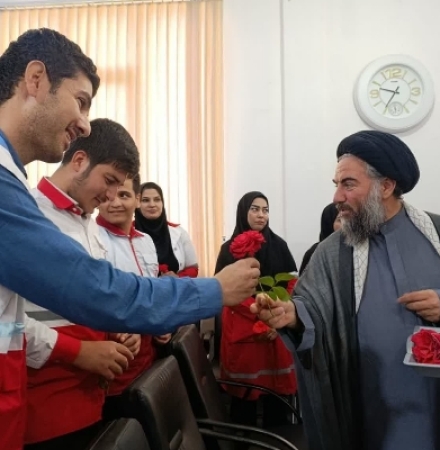 دیدار امدادگران هلال‌احمر سرپل‌ذهاب با امام جمعه شهرستان به مناسبت هفته هلال‌احمر
