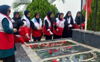 آیین غبارروبی مزار شهدای گمنام سرپل‌ذهاب به مناسبت هفته هلال‌احمر برگزار شد
