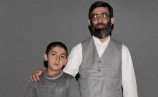 ماجرای توسل آیت‌الله سید مجتبی خامنه‌ای به امام رضا برای آزادی رهبر شهید از زندان پهلوی