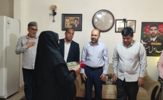 دیدار رئیس و پرسنل شبکه بهداشت سرپل‌ذهاب با خانواده شهدای والامقام جنگ رمضان