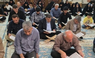 محفل انس با قرآن و گرامیداشت سالروز آزادسازی خرمشهر در حرم احمد بن اسحاق(ره)