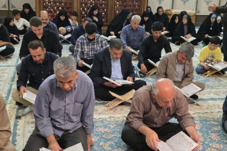 محفل انس با قرآن و گرامیداشت سالروز آزادسازی خرمشهر در حرم احمد بن اسحاق(ره)