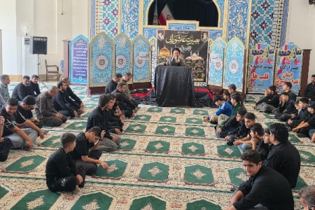 سوگواره «احلی من العسل» با حضور نوجوانان حسینی در حرم احمدبن اسحاق(ره) سرپل‌ذهاب برگزار شد