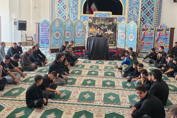 سوگواره «احلی من العسل» با حضور نوجوانان حسینی در حرم احمدبن اسحاق(ره) سرپل‌ذهاب برگزار شد