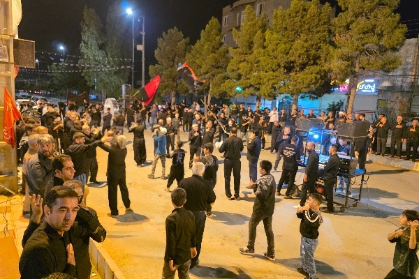 دسته‌روی باشکوه هیئت عزاداری صاحب‌الزمان(عج) تا حرم مطهر احمد بن اسحاق(ره)