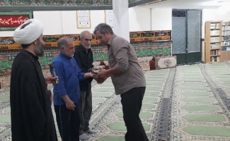 تجلیل از سجاد حیدری و محمدمهدی بدری در مسجد حضرت ابوالفضل‌العباس(ع) شهرک جهاد سرپل‌ذهاب