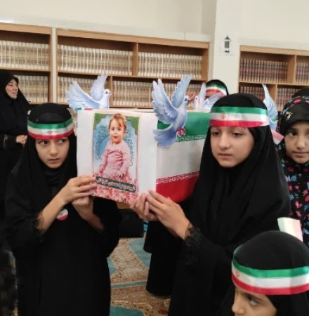 «دستِ کوچک، بدرقه‌ای بزرگ»؛ اشک و حماسه در حسینیه امام خامنه‌ای سرپل‌ذهاب