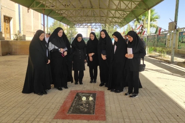 غبارروبی مزار شهدا به مناسبت هفته بهزیستی در سرپل‌ذهاب