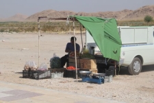 آشفتگی بازار در سایه فعالیت دستفروشان/ وقتی مغازه داران هم مجبور می شوند دستفروشی کنند