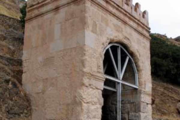 تیشه بی مهری بر تاق گرا /وقتی آثار باستانی شهرستان با بی مهری مردم ومسئولین روبرو می شود