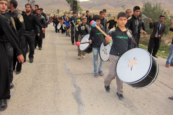 وقتی روستای آینه آذین بند عزای حسین شده ورنگ کربلا به خودمی گیرد/از تعزیه خوانی گرفته تا اقامه نمازظهرعاشورا