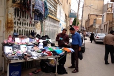 ازعدم نظارت مناسب تا نبود مکانی مشخص برای فعالیت دست فروشان/ آیا نوید شورای شهر برای احداث بازارهای محلی محقق می شود؟