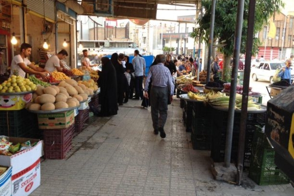 از نادیده گرفتن حقوق شهروندان توسط مغازه داران تا برهم زدن نظم وانظباط بازار سرپل زهاب / وقتی اجناس مغازه ها طغیان کرده وبه پیاده روها هجوم می برند
