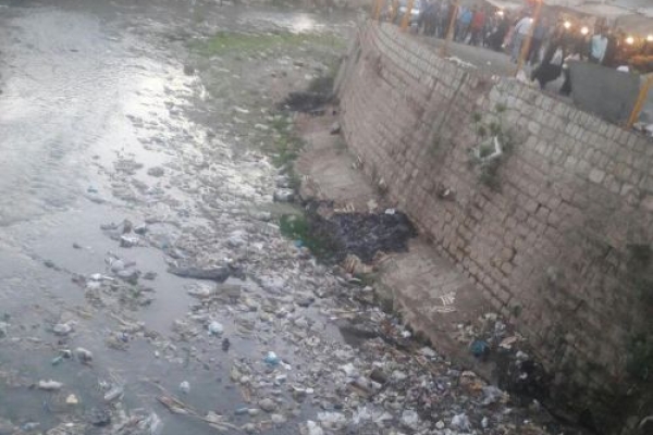 وقتی رودخانه ای از زباله درمرکز شهر تشکیل می شود /ازمشکلات زیست محیطی تا وجودانواع بیماریهای مختلف 