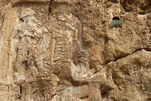  نقش اولین سنگ نوشته آسیا برسینه همیشه استوارزاگرس  / ساماندهی آثار تاریخی سرپلذهاب نیازمند همت و تدبیر مسئولین استانی است 