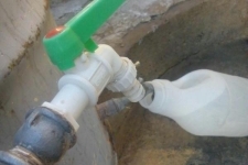 تشنگی روستاهای مجتمع جابری در کنار سد تنگ حمام / وقتی ترمیم شکستگی لوله های انتقال آب طولانی می شود