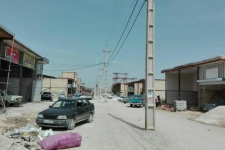 جانمایی غیرکارشناسانه تیرهای برق در وسط خیابان های شهرک / ازایجاد تصادفهای بسیار تا هزینه هایی که برای اداره برق تحمیل می شود