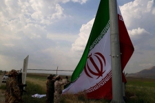 اهتزاز پرچم جمهوری اسلامی ایران بر فراز نقطه صفر مرزی شهرستان سرپل ذهاب