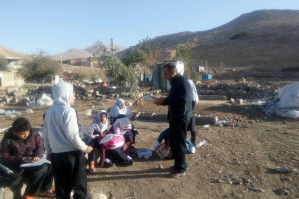 معلمی که برای 22 دانش آموز روستای زلزله زده تپانی پدری می کند/ محمد صدیقی: از وزیر آموزش و پرورش گله مندیم/ شاگردانم از سقف می ترسند