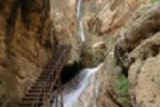 مسیر اصلی آبشار از روستای «پیران» در ۱۰ کیلومتری سرپل ذهاب شروع می‌شود. از این روستا می‌توان به پای آبشار رسید.