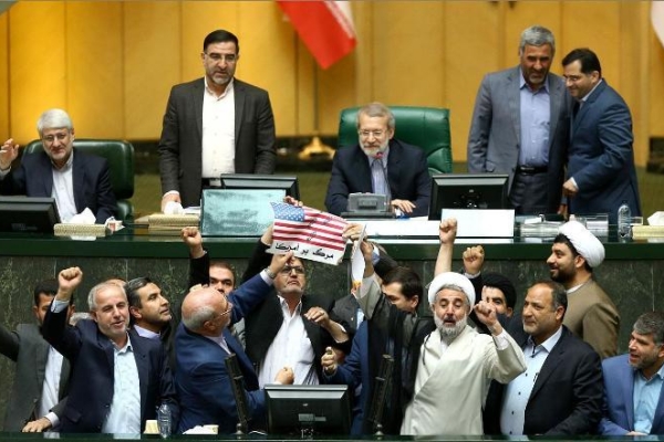 نمایندگان پرچم آمریکا و برجام را آتش زدند