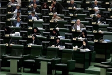 جلسه علنی امروز مجلس شورای اسلامی دقایقی پیش به ریاست علی لاریجانی آغاز شد.