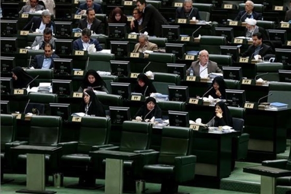 جلسه علنی امروز مجلس شورای اسلامی دقایقی پیش به ریاست علی لاریجانی آغاز شد.