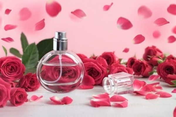 در روایات و احادیث رسیده از معصومین(ع) برای استفاده از عطر و بوی خوش آثار و خواص فراوانی ذکر شده است.