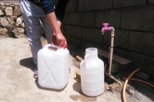 قطعی آب در روستاهای زلزله زده شهرستان سرپل ذهاب ادامه دارد/ تلاش مسئولین برای حل مشکل قطع آب در روستاهای بخش مرکزی 