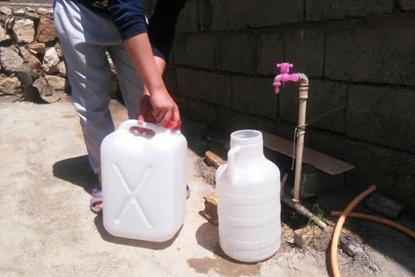 قطعی آب در روستاهای زلزله زده شهرستان سرپل ذهاب ادامه دارد/ تلاش مسئولین برای حل مشکل قطع آب در روستاهای بخش مرکزی 
