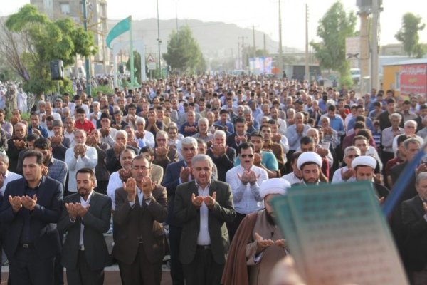 صفوف به هم پیوسته مومنین در روز عیدسعید فطر/ نمایش بندگی وخلوص مومنین سرپلذهابی به شکرانه یکماه عبادت وروزه داری