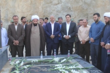 غبار روبی گلزار شهدای گمنام شهرستان سرپل ذهاب به مناسبت دومین روز از هفته دولت+تصاویر
