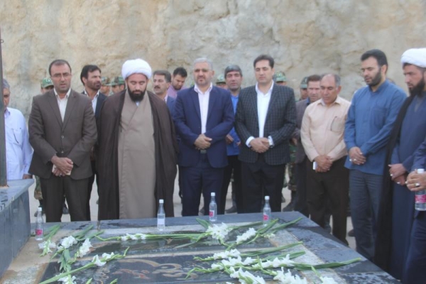 غبار روبی گلزار شهدای گمنام شهرستان سرپل ذهاب به مناسبت دومین روز از هفته دولت+تصاویر