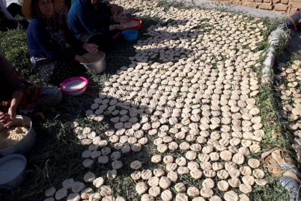 رسم دیرینه و فرهنگ بومی درست کردن ترخینه در میان مردم زلزله زده سرپل ذهاب/"ترخینه" غذای محلی مورد علاقه مردم سرپل ذهاب است