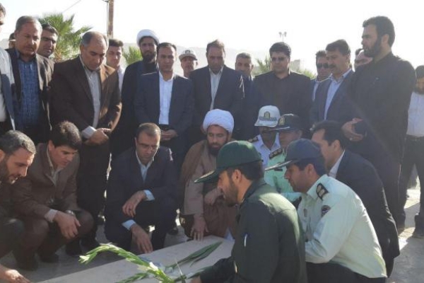 غبار روبی و عطرافشانی گلزار شهدا در شهرستان سرپل ذهاب