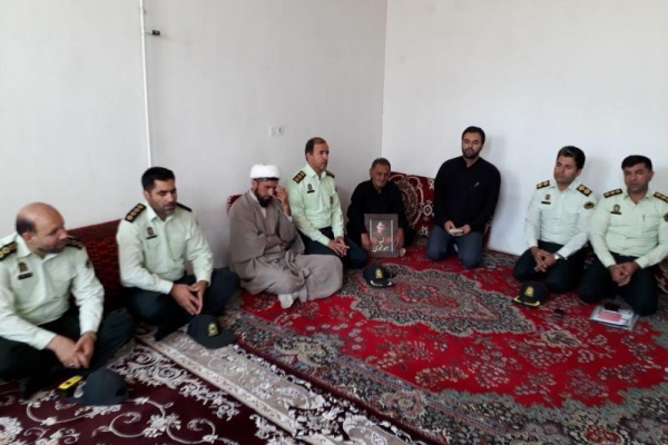 دیدار پرسنل نیروی انتظامی شهرستان سرپل ذهاب با خانواده شهدای ناجا 