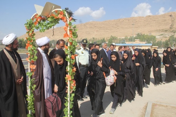 اعزام اولین کاروان راهیان نور دانش آموزان سرپلذهاب به مناطق عملیاتی غرب استان+ تصاویر