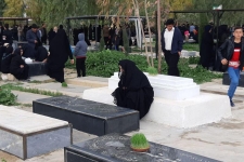 پنجشنبه آخر سال؛ زیارت اهل قبور و یادآوری خاطرات آنانی که دیگر میان ما نیستند
